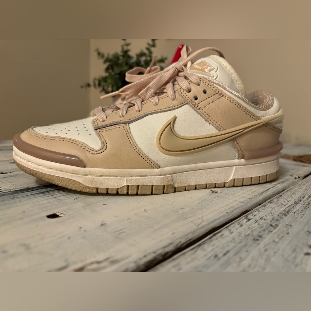 Women’s Nike Dunk Low size 7. Neutral tones, barely worn!